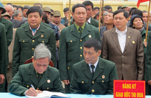 Nhằm đẩy mạnh phong trào thu đua CCB gương mẫu, tại huyện Yên Thủy, Hội CCB các huyện, thành phố  đã phát động và ký kết giao ước thi đua năm 2016. ảnh: P.V